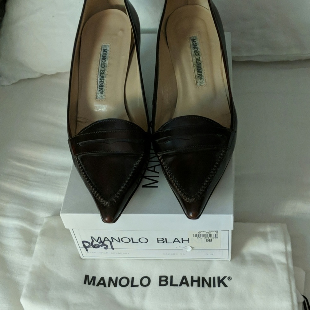 Manolo Blahnik kitten heel pointy toe pumps